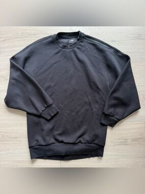 UNIQLO Black Crewneck Sweatshirt